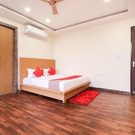 Oyo 61050 S S K Continental Hotell Juhi Bari Eksteriør bilde