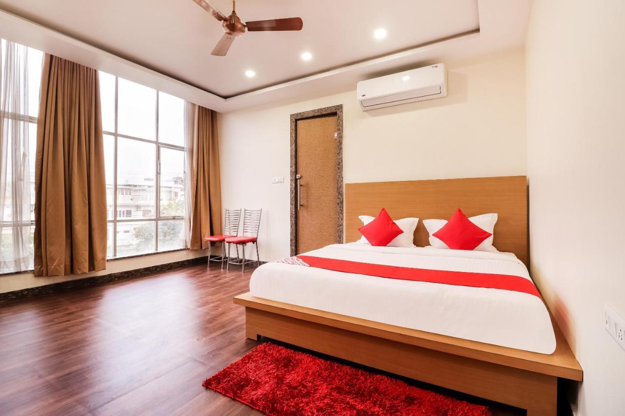 Oyo 61050 S S K Continental Hotell Juhi Bari Eksteriør bilde
