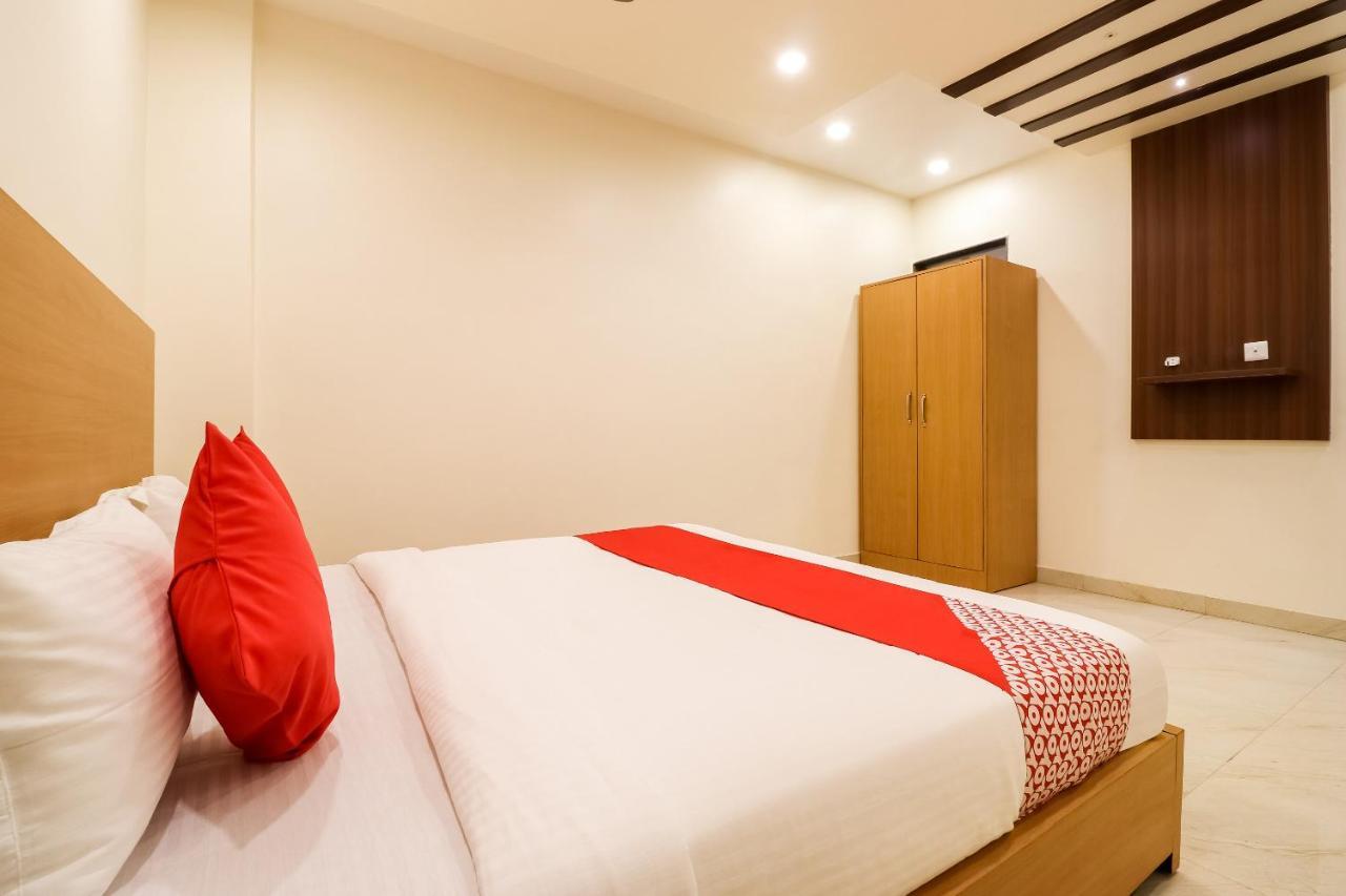 Oyo 61050 S S K Continental Hotell Juhi Bari Eksteriør bilde