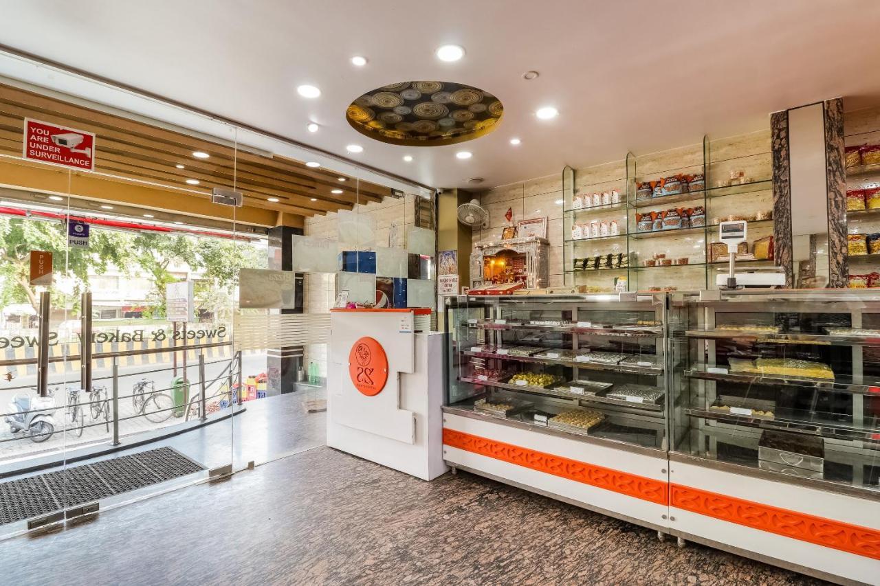 Oyo 61050 S S K Continental Hotell Juhi Bari Eksteriør bilde