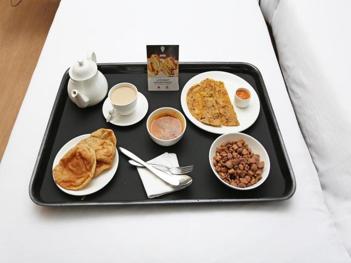 Oyo 61050 S S K Continental Hotell Juhi Bari Eksteriør bilde